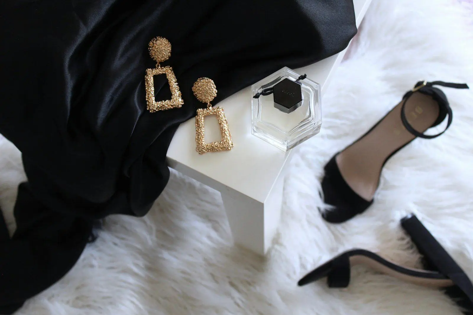 Luxury accessories — provenance proven at the unit level